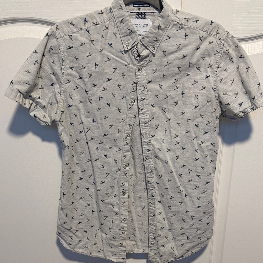 Denim and flower Short-Sleeve Button-Up Shirt - Light Gray with Navy Bird Print
